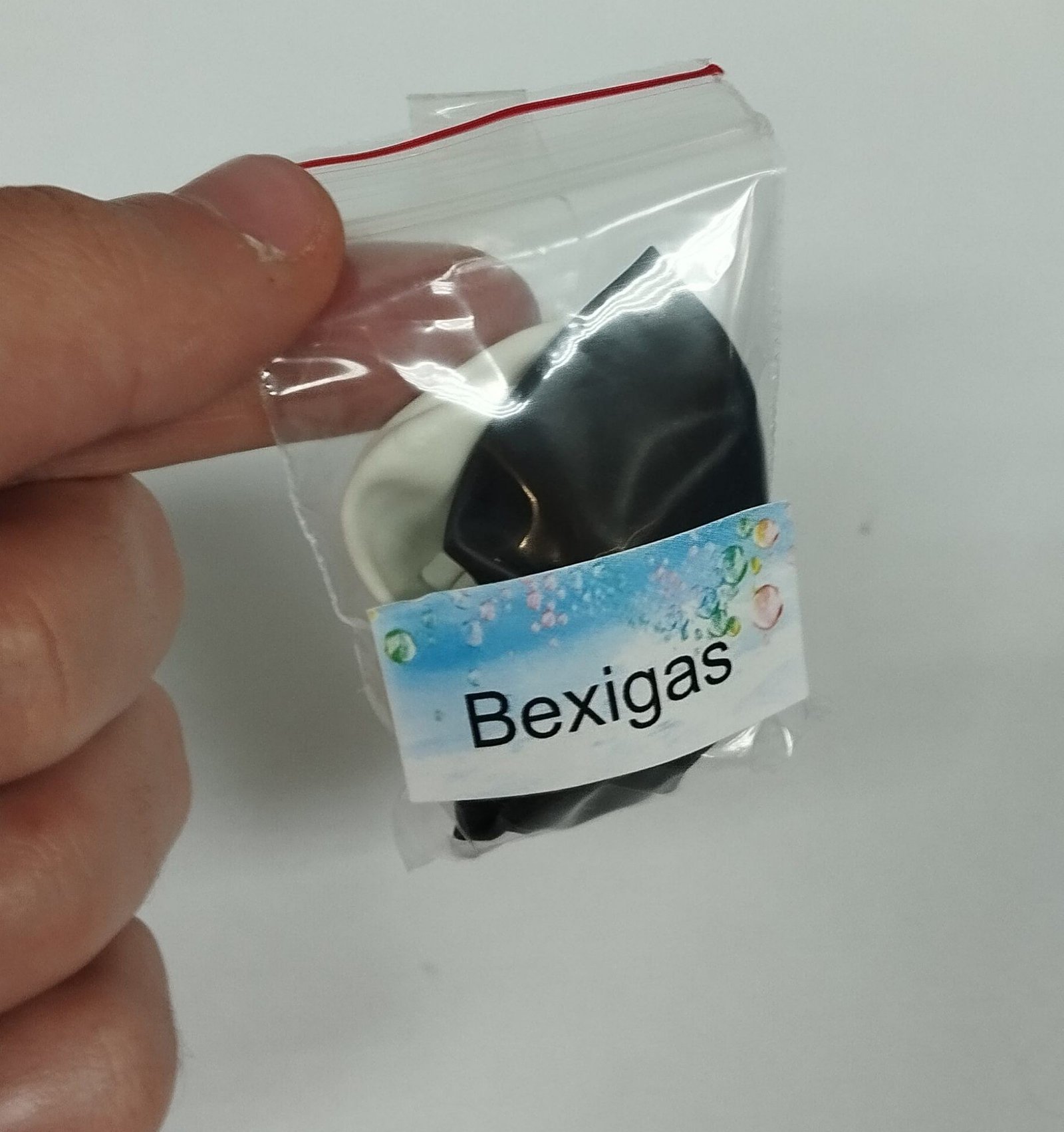 02 bexigas pretas e 02 bexigas brancas